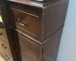 $350- 1947 Beautiful Mahogany Hutch