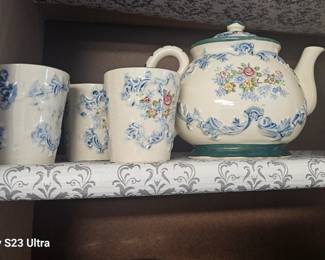 sweet tea pot with mugs