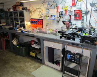 Incredible garage! We have some great tools. Power tools, Hand tools, Yard Tools, Ladders, Brinkman Propane grill w/ tank, Paint Supplies, and more! 