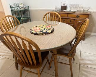 Kitchen table & chairs (has 2 leaves)