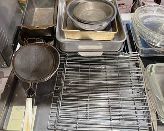 F20 - $20. Kitchen LOT. Baking dishes, pie plates, square & rectangle glass baking dishes, Cookie Sheets, Metal pans