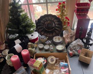 F14 - $30 Christmas Lot. Small Tree, decor, all photographed. 