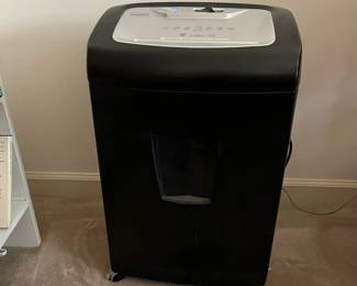 F80 - $40. Staples 15 sheet cross cut paper shredder - works!