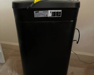 F80 - $40. Staples 15 sheet cross cut paper shredder - works!