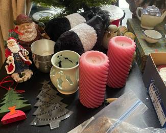 F14 - $30 Christmas Lot. Small Tree, decor, all photographed. 