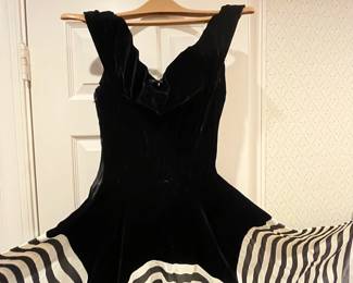 F28 - $100. 1950's Ball Gown. Handmade from a pattern. Width is 25". Pit to Pit is 32-33". Excellent Condition!