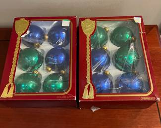 F31 - $35. Lot of 6 Vintage Christmas Ball Ornaments. Very Good Vintage Condition not all scratched up. 