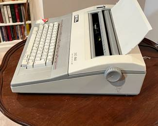 F66 - $35. Smith Corona 350DLE Spell-Right Dictionary - Portable Electric Typewriter. Works!