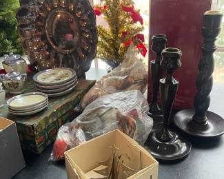 F14 - $30 Christmas Lot. Small Tree, decor, all photographed. 