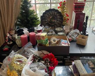 F14 - $30 Christmas Lot. Small Tree, decor, all photographed. 