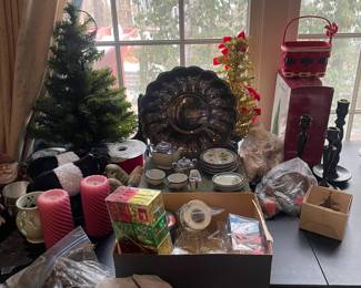 F14 - $30 Christmas Lot. Small Tree, decor, all photographed. 