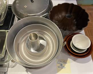 F20 - $20. Kitchen LOT. Baking dishes, pie plates, square & rectangle glass baking dishes, Cookie Sheets, Metal pans