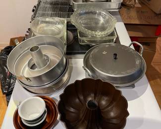 F20 - $20. Kitchen LOT. Baking dishes, pie plates, square & rectangle glass baking dishes, Cookie Sheets, Metal pans