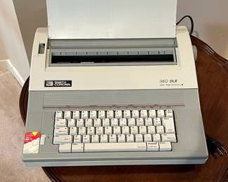 F66 - $35. Smith Corona 350DLE Spell-Right Dictionary - Portable Electric Typewriter. Works!