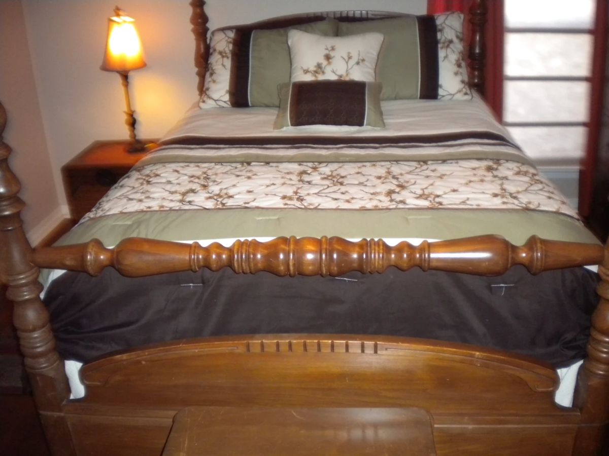 Antique complete full bed