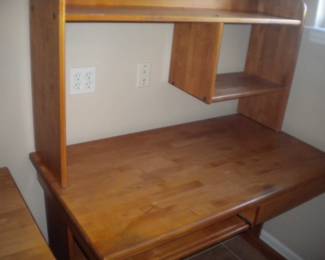 Compact computer desk