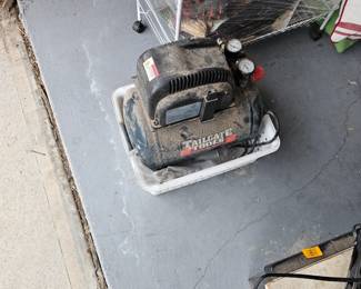 Portable tailgate air compressor