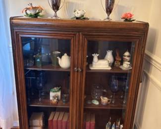 Great bookcase or display cabinet.  Nice size!