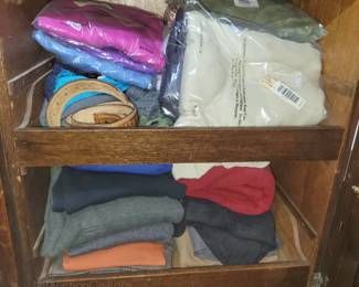There is a ton of men's clothing, size XL to 3XL. Some items are still in the packaging