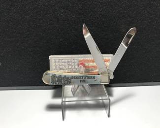 Case Trapper Blue Bone Handle Desert Storm
Case 8 dot USA 6254 SS Honoring Veterans of Desert Storm 1991 Measures: 4" long Blades: 2 SS Badge: none etched Desert Storm 1991 and a scene Box: original.

