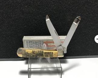 Case Trapper Antique Bone Handle Korea
Case 8 dot USA 6254 SS Honoring Veterans of Korean War Measures: 4" long Blades: 2 SS Badge: none etched Korea 1950-1953 and a scene Box: original.
