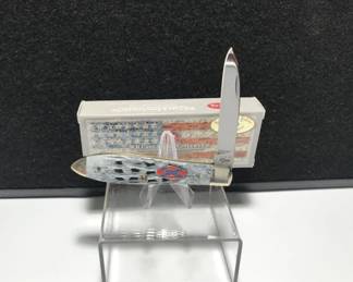 Case Teardrop Confederate Grey Bone Handle
Case 5 dot USA TB61028 SS Shepherd Hills Exclusive Civil War Series Measures: 3 1/2 " long Blades: single SS Badge: long tail CASE xx over a rebel flag Bolsters: engraved C.S.A. and SOUTH Box: original.
