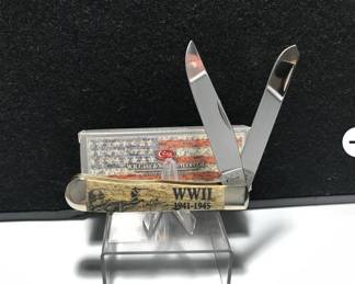 Case Trapper Antique Bone Handle WW II
Case 8 dot USA 6254 SS Honoring Veterans of WW II Measures: 4 " long Blades: 2 SS Badge: none etched handle WW II 1941-1945 and scene Box: original.
