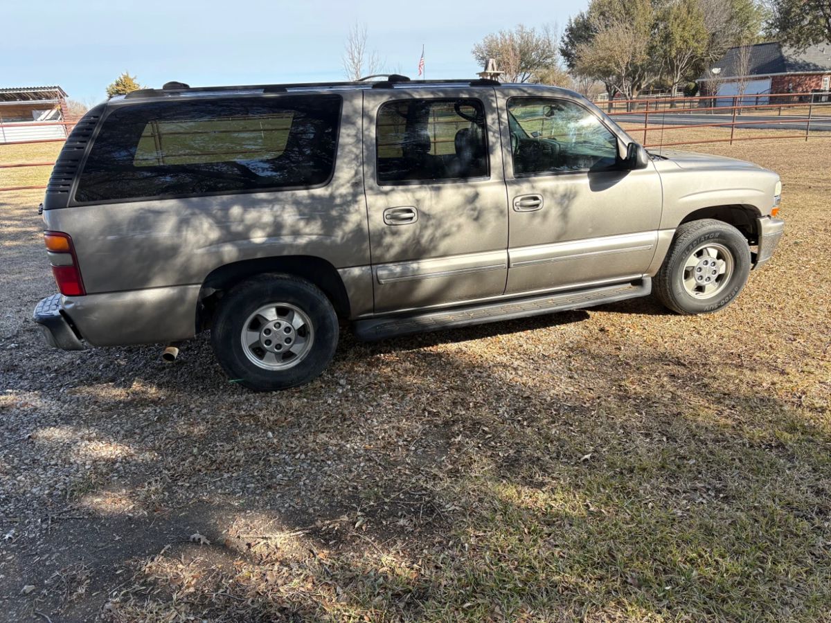 2003 SUBURBAN RUNS GREAT. TITLE READY.