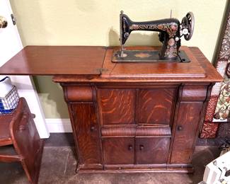 ANTIQUE SINGER SEWING MACHINE AND CABINET