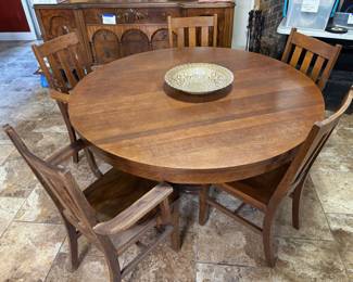ANTIQUE DINING TABLE WITH 5 CHAIRS, 2 BEING CAPTAINS.