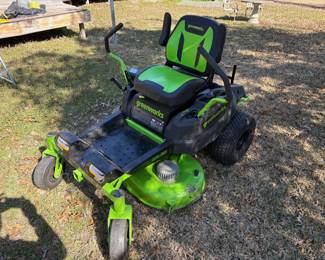 VERY NICE CRZ-428 GREEN MACHINE ZERO TURN WITH 3 SETS OF BATTERIES AND SEPERATE CHARGERS AND GRASS CATCHER SYSTEM WITH ONLY 72 HOURS ON IT.