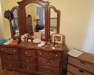 Triple dresser with mirrors, that matches the chest of drawers and 2 night stands. 