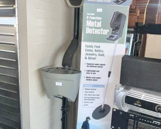 METAL DETECTOR w/ BOX
