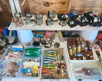 N UMEROUS FISHING REELS AND LURES