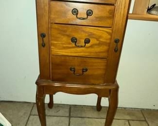 SMALL JEWELRY CHEST
