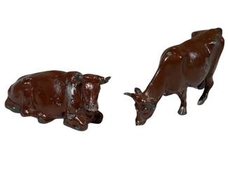2 Lead Figures Toys BRITAINS England Cows Standing Laying Down