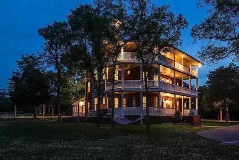 9 bedroom Vacation Rental Home Closing - ALL furniture must go!