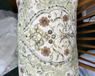 Various collection of King and Queen, and Twin bedding - priced to sell.