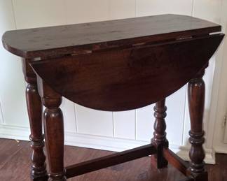 Drop-leaf gateleg side table with bobbin-turned legs. Accent table.