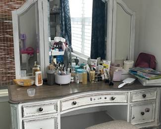 Feminine Vanity w/Stool & Adjustable Mirrors