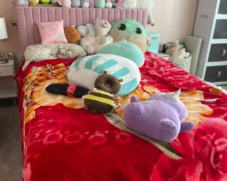 Ka-Yute! Queen Bed, Luxurious Blanket & Plush Toys!!