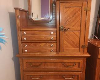 Door chest with mirror