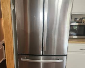 Stainless steel French door refrigerator 