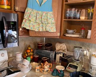 Vintage Small Appliances ~GE Can Opener/Knife Sharpener, Toastmaster Pastry Toaster, Osterizer Galaxie Blender (Avocado Green); Early Bundt Pan; 