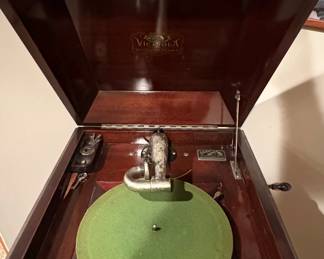 Victor Victrola VV Phonograph third image