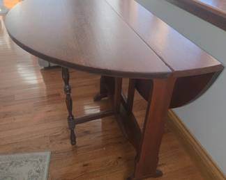 Drop leaf table