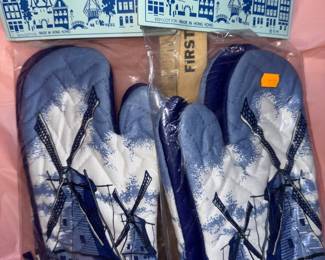 Oven Mitts New $6.00