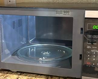 Farberware Classic FMSS . Cu. Ft Watt Microwave Oven third image