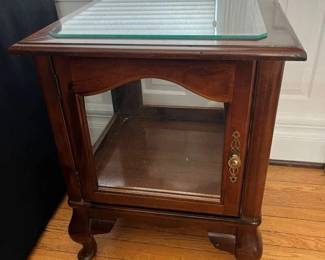 204 Vintage Queen Anne Display Accent Table