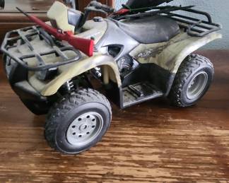 New-Ray 1:12 Scale Suzuki Vinson 500 4x4 ATV with Rifle Accessory